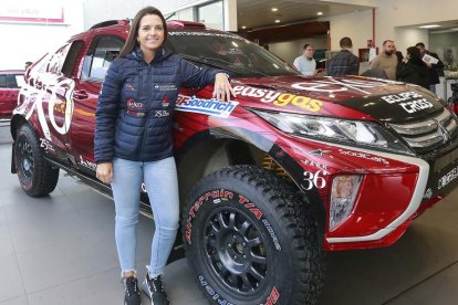 Cristina Gutiérrez posa con su Mitsubishi Eclipse Cross durante la presentación realizada en las instalaciones de Uremóvil, ayer.-RAÚL OCHOA