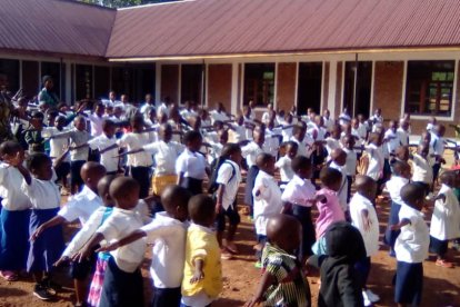 Un grupo de niños inician la jornada escolar en las aulas de Isla Idjwi de Proyecto Rubare. ECB