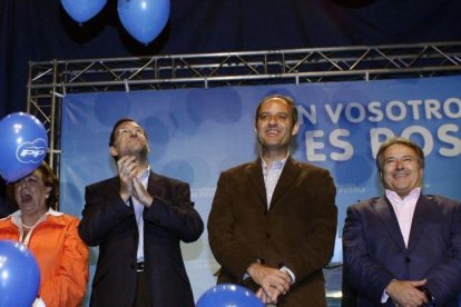 Mariano Rajoy, entre Rita Barberá, Francisco Camps y Alfonso Rus, en un acto del PP valenciano, en mayo del 2008.-MIGUEL LORENZO