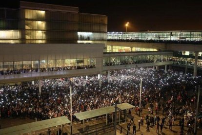 Concentración en El Prat, el lunes.-ELISENDA PONS