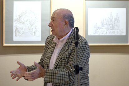 José María Pérez ‘Peridis’ durante la inauguración de la muestra. ICAL