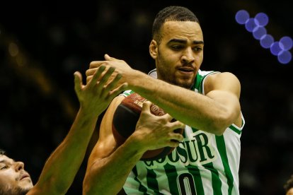 Enechionyia gana el rebote en un partido con el Betis. ACB PHOTO / F. RUSO