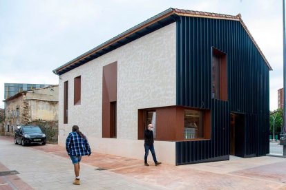 Las parcelas anexas al Centro de Recepción de Peregrinos, que compartirá  espacio con la BAC, serán de titularidad municipal . SANTI OTERO