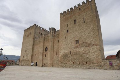 El emblema del pueblo es su imponente alcázar, conocido como las Torres.  R.   OCHOA