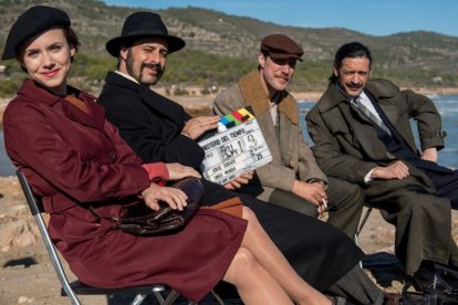 Aura Garrido, Hugo Silva, José Manuel Poga y Nacho Fresneda, protagonistas de la serie de TVE-1 'El Ministerio del Tiempo', en un descanso del rodaje en Peñíscola.-TAMARA ARRANZ