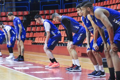 Rivero -en primer término- y Apic -tercero por la derecha- completaron junto a sus compañeros el entrenamiento de ayer en El Plantío. / I. L. M.