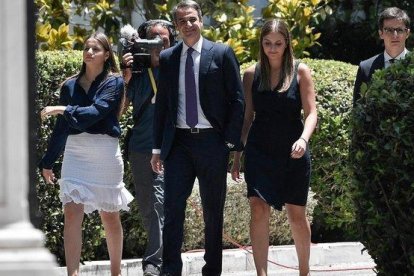 Kyriakos Mitsotakis, con sus hijos tras jurar el cargo de primer ministro.-AFP / LOUISA GOULIAMAKI