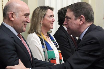 El consejero de Agricultura, Ganadería y Desarrollo Rural, Jesús Julio Carnero, participa en la reunión extraordinaria sobre la problemática actual del mundo agrícola y ganadero. En la imagen el ministro de Agricultura, Pesca y Alimentación, Luis Planas saludando al consejero.