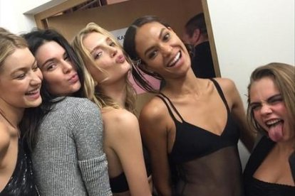 Gigi Hadid, Kendall Jenner,Lily Donaldson, Joan Smalls y Cara Delevingne.-