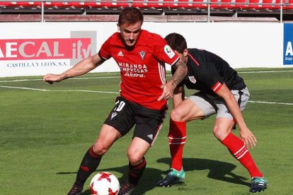 Imagen del último encuentro que disputó el Mirandés en Anduva ante el Athletic B.-ALFONSO G. MARDONES