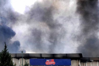 En la planta, imagen del día del incendio, aún hay un foco ardiendo.-ISRAEL L. MURILLO