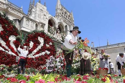 Un gran mosaico adorna a Nuestra Señora Santa María la Mayor. situada a los pies de la Seo burgalesa.-RAÚL G. OCHOA