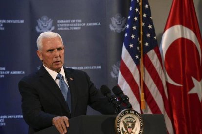 Pence, durante una rueda de prensa en Ankara.-