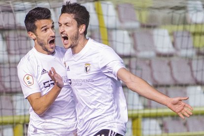 Michel Zabaco y Elgezabal festejan la consecución del 1-0, que supuso el primer tanto oficial del central burgalés con la elástica blanquinegra. ISRAEL L. MURILLO