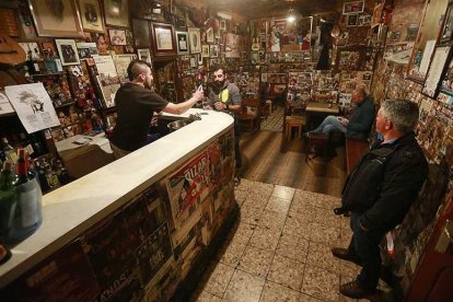 Unos pocos clientes echaban la tarde ayer en el bar ajenos al inminente cierre.-R. OCHOA