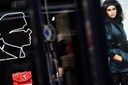 El perfil de Karl Lagerfeld, en una tienda de Berlín, este miércoles.-AFP
