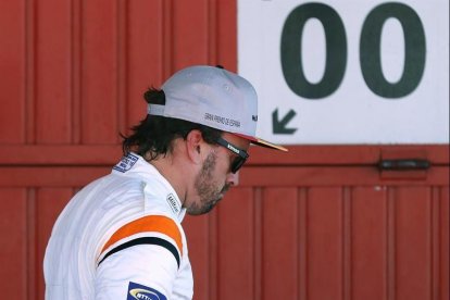 El piloto español de McLaren Honda Fernando Alonso tras la tercera sesión de clasificación del GP de España.-EFE