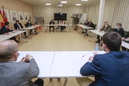 Los consejeros de Fomento y Presidencia asistieron ayer a la reunión del consejo de Cetabsa. RAÚL OCHOA