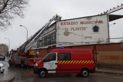 Actuación de los bomberos en la cuberta de El Plantío. BOMBEROS DE BURGOS