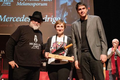 La escritora burgalesa Mercedes Rodrigo, recibiendo el premio en el Festival Morella Negra. AYTO. MORELLA