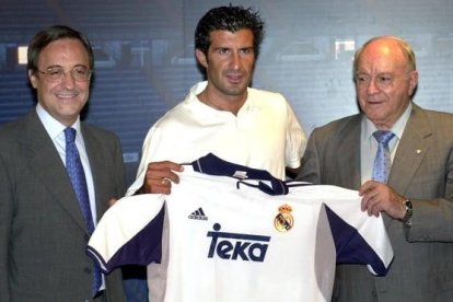 Figo, custodiado por Florentino Pérez y Alfredo Di Stéfano, cuando abandonó el Barça.-JOSE HUESCA