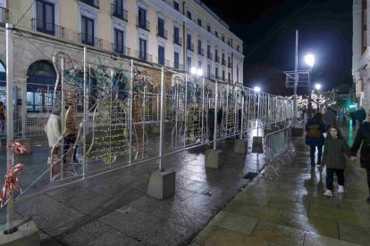 El paseo del Espolón, sin luces de Navidad por una avería. SANTI OTERO