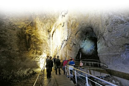 Las entrañas de la cueva son el vientre de la madre naturaleza, símbolo de la fertilidad de la tierra y de sus frutos y han atraído a los hombres desde el principio. I. L. MURILLO