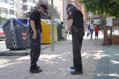 Dos agentes de Policía observan el lugar donde se produjo la pelea.-ISRAEL L. MURILLO