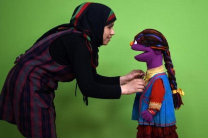 La titiritera Raziya Nazari prepara a la marioneta Zari para la versión de 'Barrio Sésamo' en Afganistán.-WAKIL KOHSAR