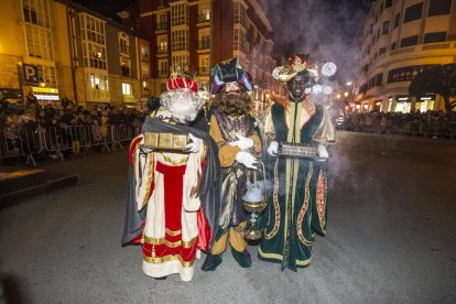 Los Reyes Magos en una de sus visitas a Burgos para dejar los regalos a pequeños y mayores. ECB