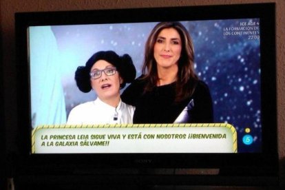 La colaboradora de 'Sálvame' disfrazada de Leia Organa, junto a la presentadora, Paz Padilla, en el gag del programa de Tele 5.-