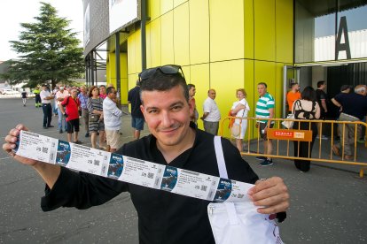 Un aficionado sonríe satisfecho y muestra las entradas que ha podido comprar esta mañana en las taquillas del Coliseum. TOMÁS ALONSO