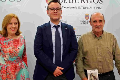 Benigno Varillas, autor de la biografía de Félix Rodríguez de la Fuente, presentó el libro junto a Delfín Ortega, vicerrector de Responsabilidad Social, Cultura y Deporte y Teresa Sancho. UBU