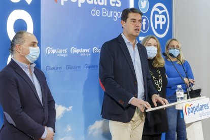 Ibáñez y Ayala con los candidatos Emilio Berzosa y María Isabel Sancho, teniente de alcalde de Aranda y alcaldesa de Lerma. S. OTERO