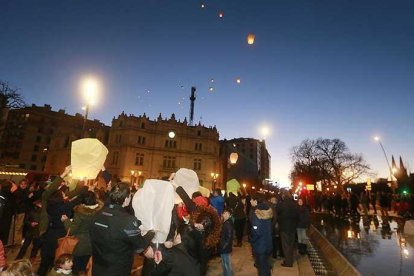 Los más pequeños se mostraron fascinados ante la imagen que mostró el cielo de Burgos.-RAÚL G. OCHOA