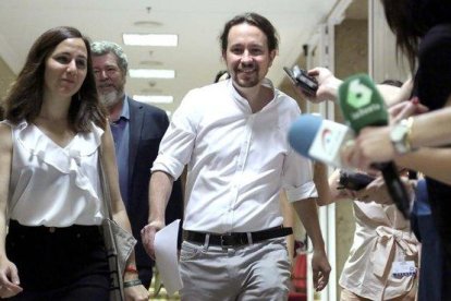 El secretario General de Podemos, Pablo Iglesias, junto a Ione Besara, Juantxo Lopez de Uralde y Eva Garcia antes de  la reunión.-DAVID CASTRO