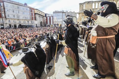 La Peña Recreativa Castellana entretiene a los presentes con el canto de las chirigotas en la Puerta del Sarmental de la Catedral. ISRAEL L. MURILLO