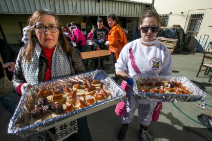 Reparto de pinchos en Las Candelas 2023. TOMÁS ALONSO