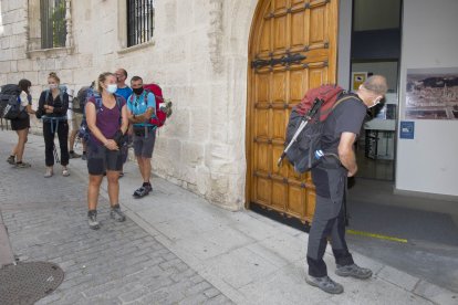 Un grupo de peregrinos espera para acceder al albergue de la Casa del Cubo. ISRAEL L. MURILLO