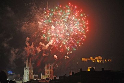 Vista de los fuegos artificiales desde el Castillo. ECB