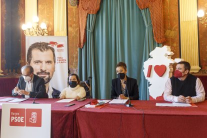 Los procuradores Luis Briones, Noelia Frutos, Virginia Jiménez y Jesús Puente, durante la presentación de las 10 primeras decisiones de Luis Tudanca para Castilla y León. SANTI OTERO