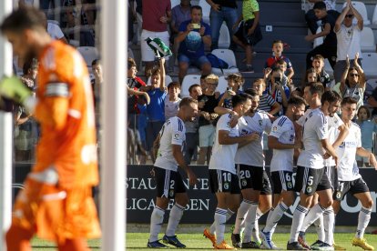 Los jugadores celebran el gol de penalti anotado por Bermejo. SANTI OTERO