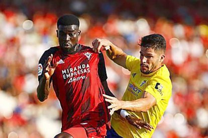 Iroko pugna con un jugador del Cádiz durante el choque de ayer en Anduva.-LALIGA