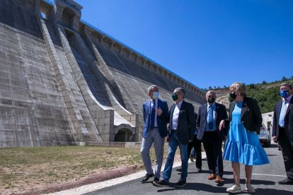 El secretario de Estado de Medio Ambiente, Hugo Morán, acompañado del Delegado de Gobierno en Castilla y León, José Javier Izquierdo, y con la Presidenta de la Confederación Hidrográfica del Duero (CHD), Cristina Danés, asisten a la puesta en servicio del embalse de Castrovido. Tomás Alonso / ICAL