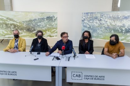 Momento de la presentación de las tres nuevas exposiciones que se pueden visitar en el CAB. SANTI OTERO