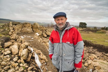 Manuel Rojo Guerra, catedrático de Prehistoria de la Universidad de Valladolid en el dolmen ‘El Pendón’ en Reinoso. ICAL