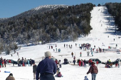 Numerosos aficionados a los deportes invernales en Santa Inés, cuya pista alpina ofrece un entorno privilegiado.-ÁLVARO MARTÍNEZ