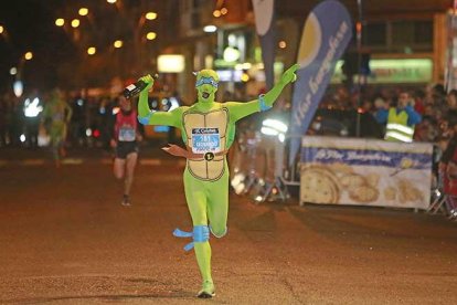 El dorsal 181, con el nombre de Leonardo, cruza la meta de meta en primer lugar.Acabó descalificado. A la derecha, Víctor Illera, el ganador oficial.-RAÚL OCHOA