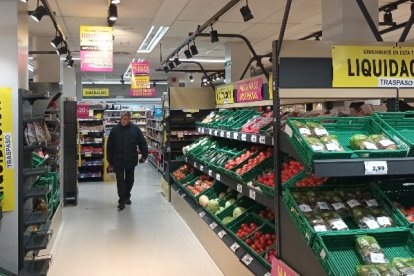 En la Comunidad 17 supermercados DIA están de liquidación antes de la venta a Alcampo. L. V.