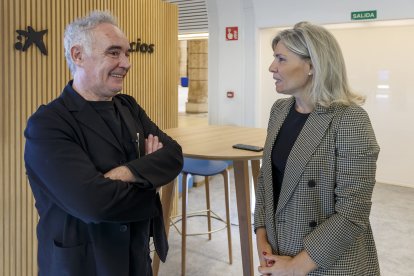 El presidente ElBulliFoundation y chef Ferrán Adrià visita la Casa del Cordón, acompañado por la directora territorial de CaixaBank, Belén Martín. ICAL